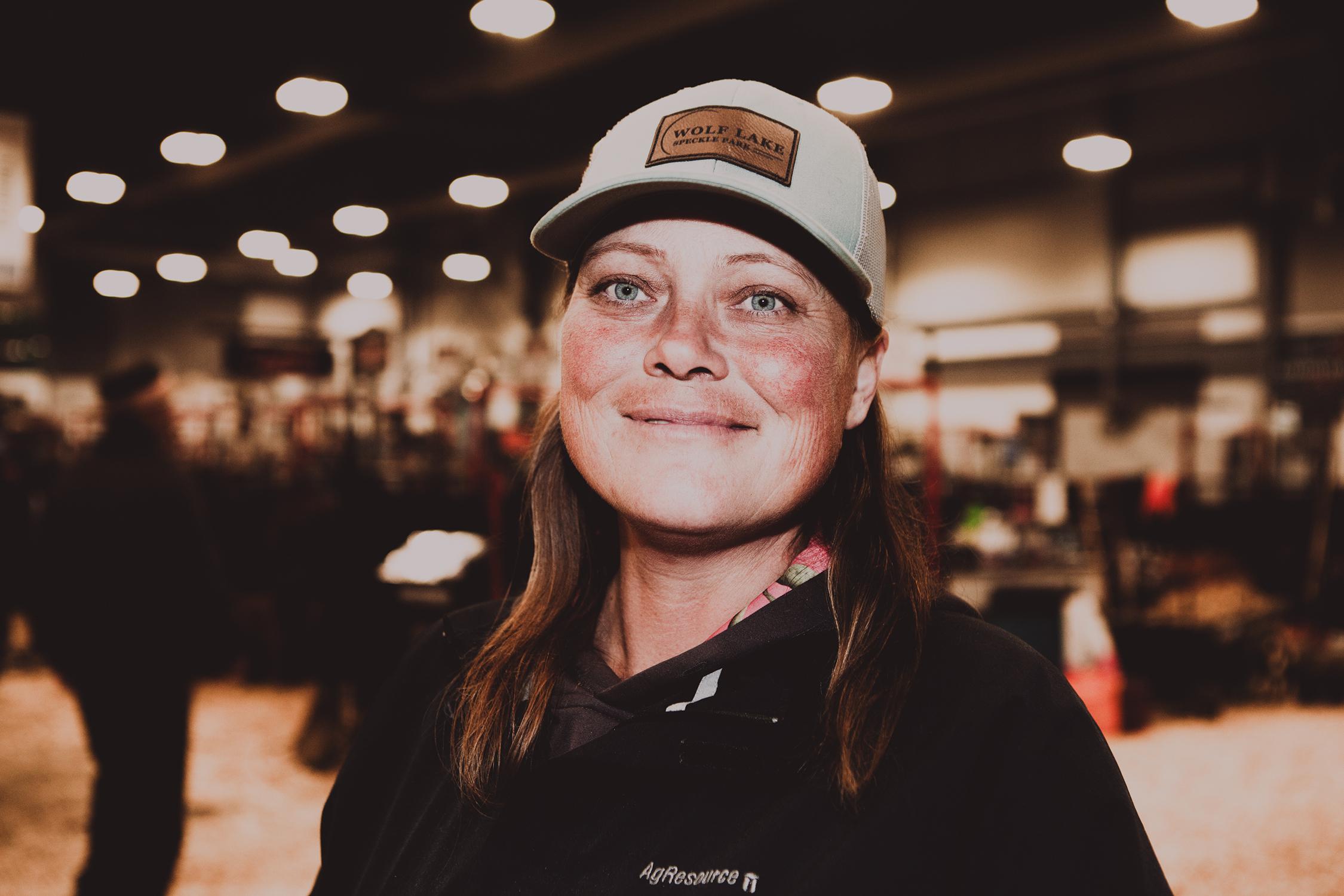 Partout au Canada, les voix s’élèvent - Femme souriante Partout au Canada, les voix s’élèvent - Femme souriante